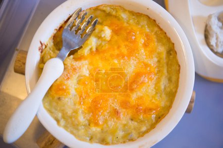 Téléchargez les photos : Pomme de terre cuite au four avec fromage sur la table - en image libre de droit
