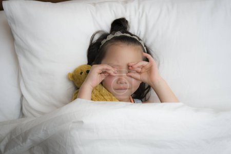 Téléchargez les photos : Fille qui dort dans un lit blanc. photo de haute qualité - en image libre de droit