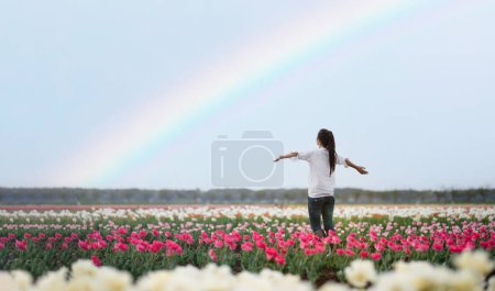 Foto de Mujer relajándose en el campo de tulipanes - Imagen libre de derechos