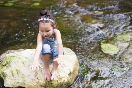 Téléchargez les photos : Petite fille mignonne par rivière dans le parc - en image libre de droit