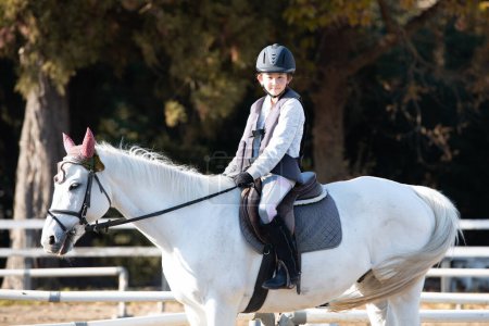 Foto de Retrato de lindo poco asiático chica con caballo en el establo - Imagen libre de derechos