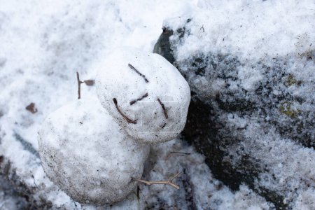 Téléchargez les photos : Bonhomme de neige sale et presque fondante - en image libre de droit