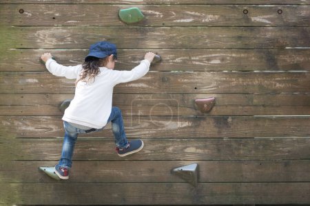 Téléchargez les photos : Heureuse petite fille jouer dans le parc - en image libre de droit