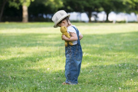 Téléchargez les photos : Bonne petite fille jouant dans la prairie - en image libre de droit
