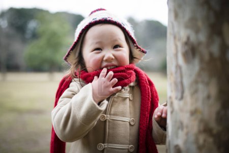 Téléchargez les photos : Petite fille jouant dans le parc d'hiver - en image libre de droit