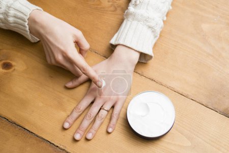 Téléchargez les photos : Mains de femme à la crème pour les mains - en image libre de droit