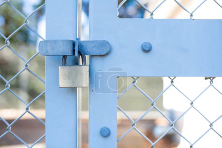Téléchargez les photos : Vieille clôture et cadenas verrouillé - en image libre de droit