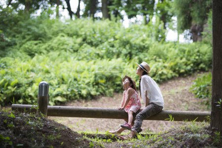 Téléchargez les photos : Mère et fille jouant dans la forêt - en image libre de droit