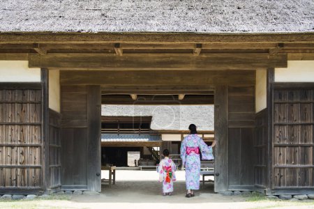 Téléchargez les photos : Mère et fille portant une Yukata - en image libre de droit
