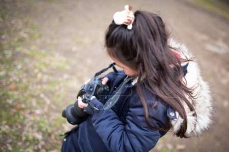 Téléchargez les photos : Petite fille avec appareil photo - en image libre de droit