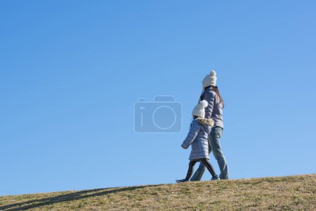 Téléchargez les photos : Mère et fille jouant dans la prairie - en image libre de droit