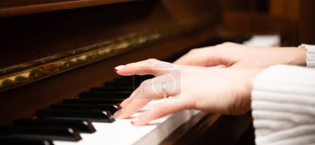Téléchargez les photos : Mains féminines jouant du piano - en image libre de droit
