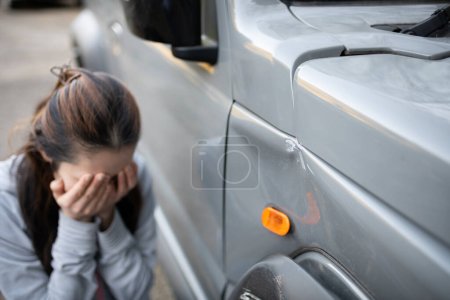 Eine Frau bei einem Verkehrsunfall