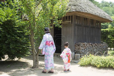 Téléchargez les photos : Mère et fille portant une Yukata - en image libre de droit