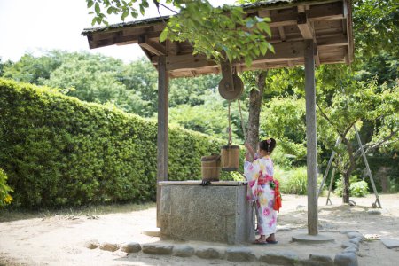 Téléchargez les photos : Petite fille portant un yukata - en image libre de droit