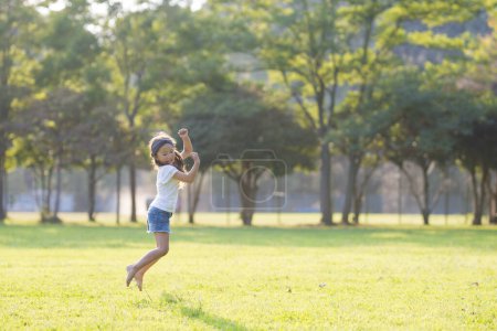 Téléchargez les photos : Petite fille asiatique jouant dans le parc - en image libre de droit