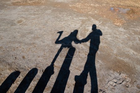 Téléchargez les photos : Silhouette d'un homme et d'une fille jouant ensemble - en image libre de droit