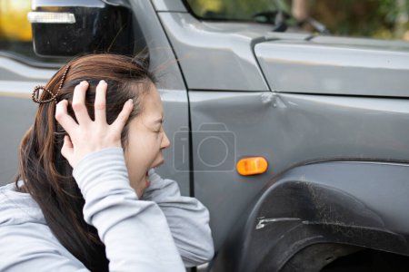 Eine Frau bei einem Verkehrsunfall