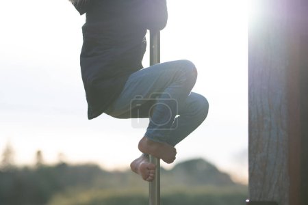Téléchargez les photos : Un enfant escalade un poteau d'escalade - en image libre de droit