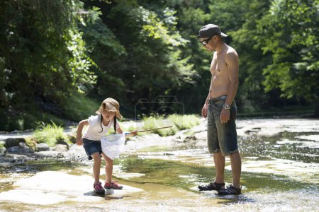Téléchargez les photos : Père et fille jouant dans la rivière - en image libre de droit