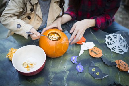 Téléchargez les photos : Mère et fille préparant Halloween - en image libre de droit