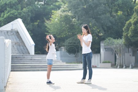 Téléchargez les photos : Femme qui applaudit et fille se réjouissent - en image libre de droit