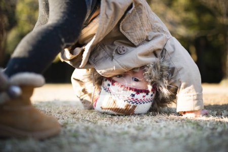 Téléchargez les photos : Bonne petite fille jouant dans le parc d'hiver - en image libre de droit