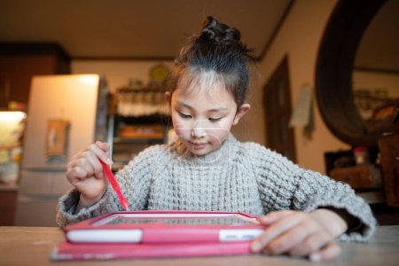 Ein Mädchen studiert mit einem Tablet-Gerät