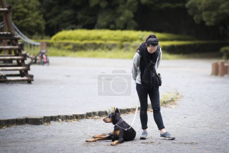 Foto de Mujer relajarse con perro mascota - Imagen libre de derechos