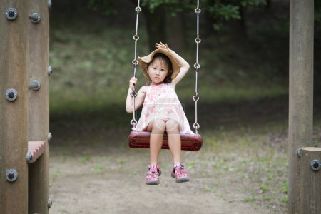 Téléchargez les photos : Fille jouant sur le swing - en image libre de droit