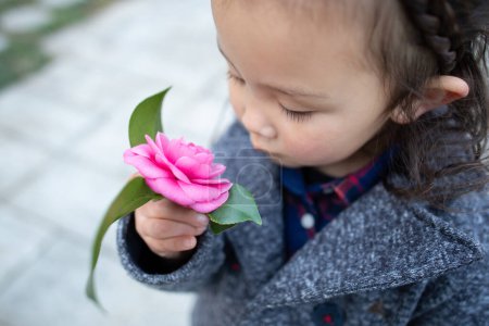 Téléchargez les photos : Petite fille tenant une fleur - en image libre de droit