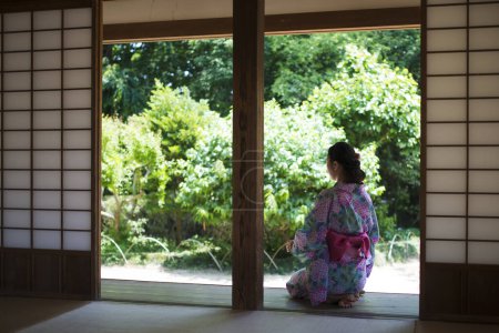 Téléchargez les photos : Une belle femme japonaise dans un Yukata - en image libre de droit