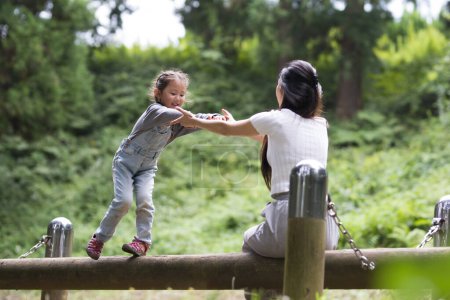 Téléchargez les photos : Mère et fille jouant dans le parc - en image libre de droit