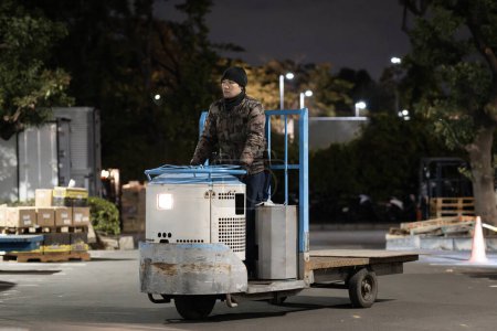 Téléchargez les photos : Japonais chevauchant un camion tourelle - en image libre de droit