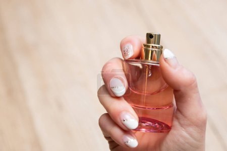 Foto de Mujer con una botella de perfume - Imagen libre de derechos
