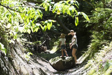 Foto de Madre e hija jugando en el bosque - Imagen libre de derechos