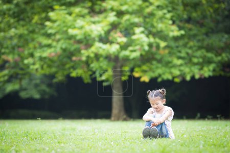 Foto de Asiática chica jugando en parque - Imagen libre de derechos