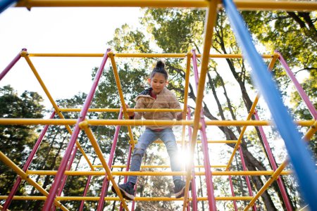 Téléchargez les photos : Fille jouer dans le parc de printemps - en image libre de droit