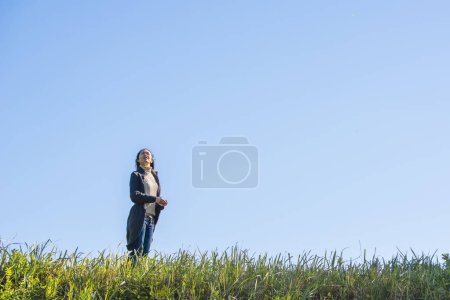 Téléchargez les photos : Une belle Japonaise debout dans la prairie - en image libre de droit