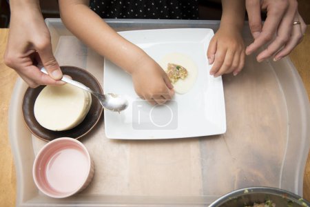 Téléchargez les photos : Mère et fille faire des boulettes - en image libre de droit
