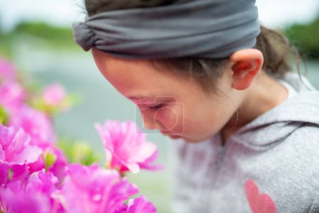 Foto de Chica jugando en el campo de flores - Imagen libre de derechos
