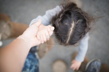Téléchargez les photos : Parent et enfant jouent dans le parc - en image libre de droit