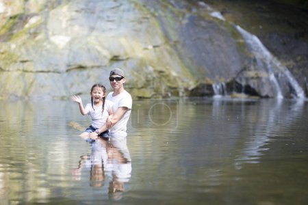 Foto de Padre e hija jugando en el arroyo de montaña - Imagen libre de derechos