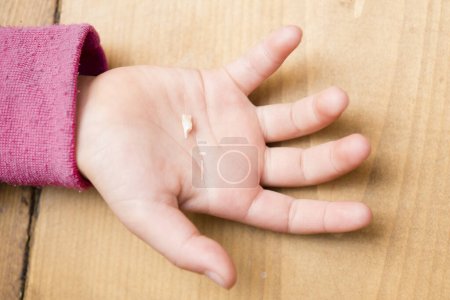Téléchargez les photos : Main de l'enfant avec les dents manquantes - en image libre de droit