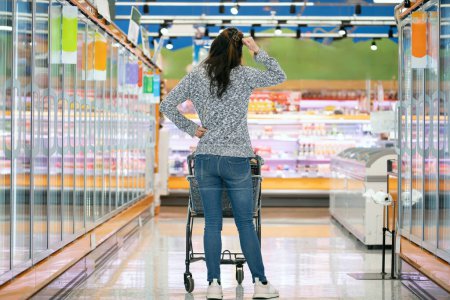 Foto de Una mujer preocupada en el supermercado - Imagen libre de derechos
