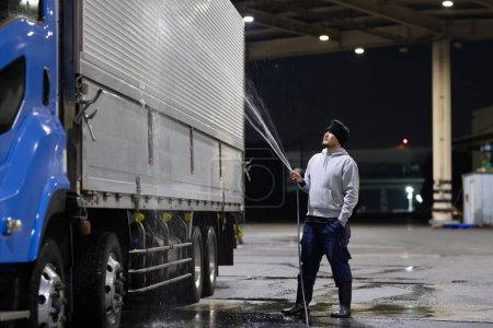 Téléchargez les photos : Un homme lave un gros camion - en image libre de droit