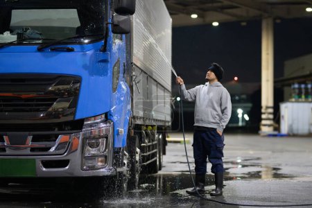 Foto de Un hombre lavando un camión grande - Imagen libre de derechos