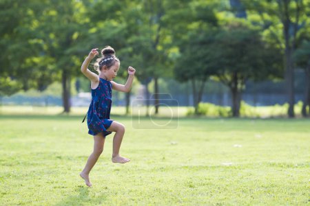 Téléchargez les photos : Bonne petite fille jouant pieds nus - en image libre de droit