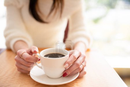 Téléchargez les photos : Mains d'une femme buvant du café - en image libre de droit