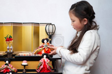 Chica decorando el festival hina